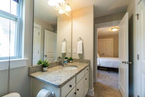 Baignoire, séchoir à cheveux, serviettes fournies