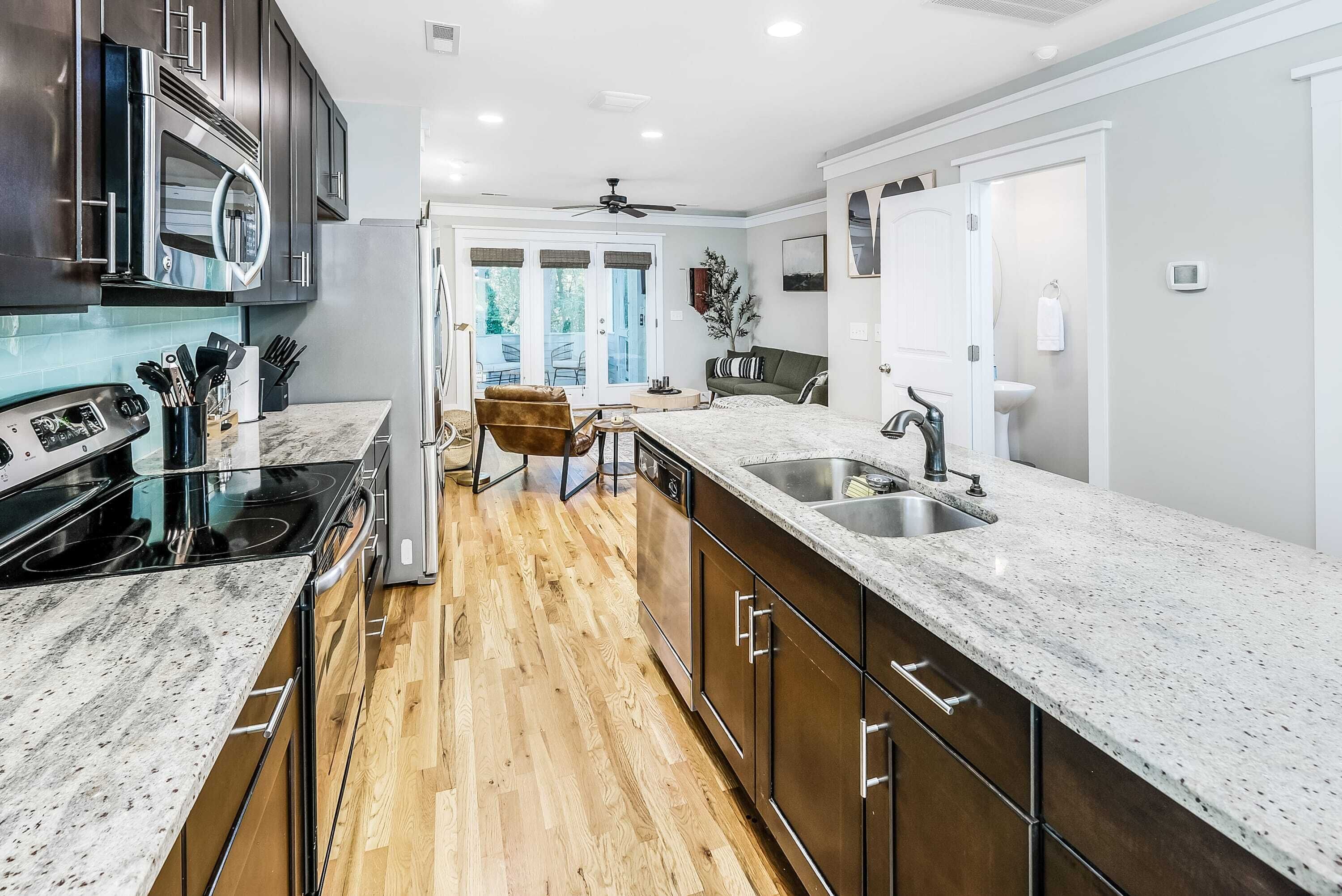 Refrigerador, microondas, horno y parrilla de estufa 