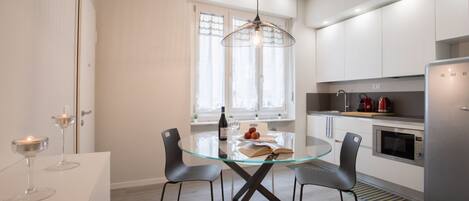 Réfrigérateur, four, cafetière/bouilloire