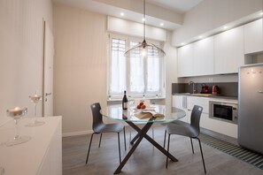 ثلاجة، فرن، ماكينة لصنع القهوة/الشاي، مستلزمات طهي/أطباق/أوعية