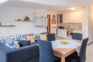 Interior - ASIAGO, 41 · Quartiere Gorla, verde in città (Milano)