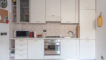 Frigorifero, microonde, forno, piano cottura