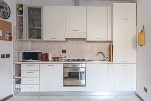 Fridge, microwave, oven, stovetop - ASIAGO, 41 · Quartiere Gorla, verde in città (Milano)