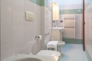 A bathroom with two toilets, a sink, a mirror, and a towel rack. - ASIAGO, 41 · Quartiere Gorla, verde in città (Milano)
