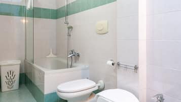 Combinazione doccia/vasca, bidet, asciugamani, shampoo