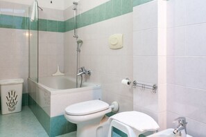 Duschwanne, Bidet, Handtücher, Shampoo