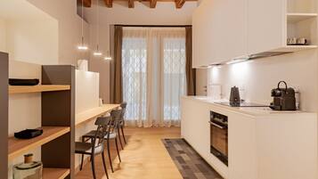 冷蔵庫、オーブン、コンロ、コーヒー / ティーメーカー