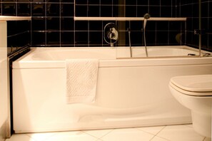 Combined shower/tub, free toiletries, hair dryer, bidet - BERGONZOLI, 3 · Modern and bright near Central Station (Milano)