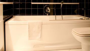 Duschwanne, kostenlose Toilettenartikel, Haartrockner, Bidet