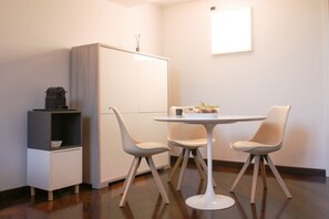 Dining - BERGONZOLI, 3 · Modern and bright near Central Station (Milano)
