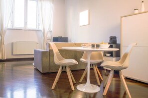 Dining - BERGONZOLI, 3 · Modern and bright near Central Station (Milano)