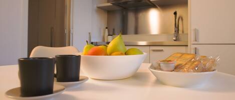 Refrigerador, microondas, lavavajillas y utensilios de cocina