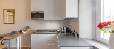 Kühlschrank, Mikrowelle, Herdplatte, Wasserkocher mit Kaffee-/Teezubehör