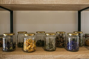 A shelf with multiple glass jars containing dried herbs and flowers. - BUENOS AIRES, 51 - Moderno appartamento di design nel cuore di Milano (Milano)