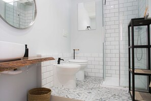 Dusj, hårføner, bidé og håndklær
