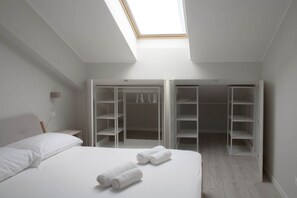 A bedroom with a skylight, a bed, a wardrobe, and a closet. - CASATI, 2 · Glamour in città tra shopping e vita notturna (Milano)