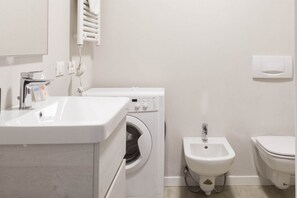 Bathtub, hair dryer, bidet, towels - CASATI, 2 · Glamour in città tra shopping e vita notturna (Milano)