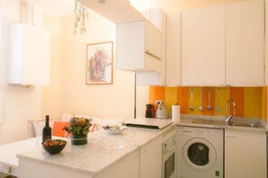 Oven, stovetop, coffee/tea maker, cookware/dishes/utensils