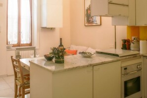 Oven, stovetop, coffee/tea maker, cookware/dishes/utensils
