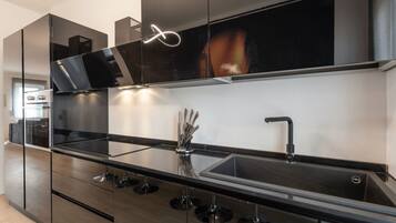 Kühlschrank, Mikrowelle, Ofen, Herdplatte