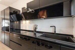 Kjøleskap, mikrobølgeovn, ovn og kokeplater