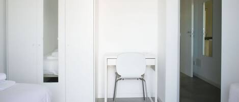 2 soverom, skrivebord, strykejern/-brett og wi-fi