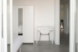 A white room with a bed, a desk, and a chair. - GOVONE, 78 · Ampio e luminoso appartamento con terrazza (Milano)