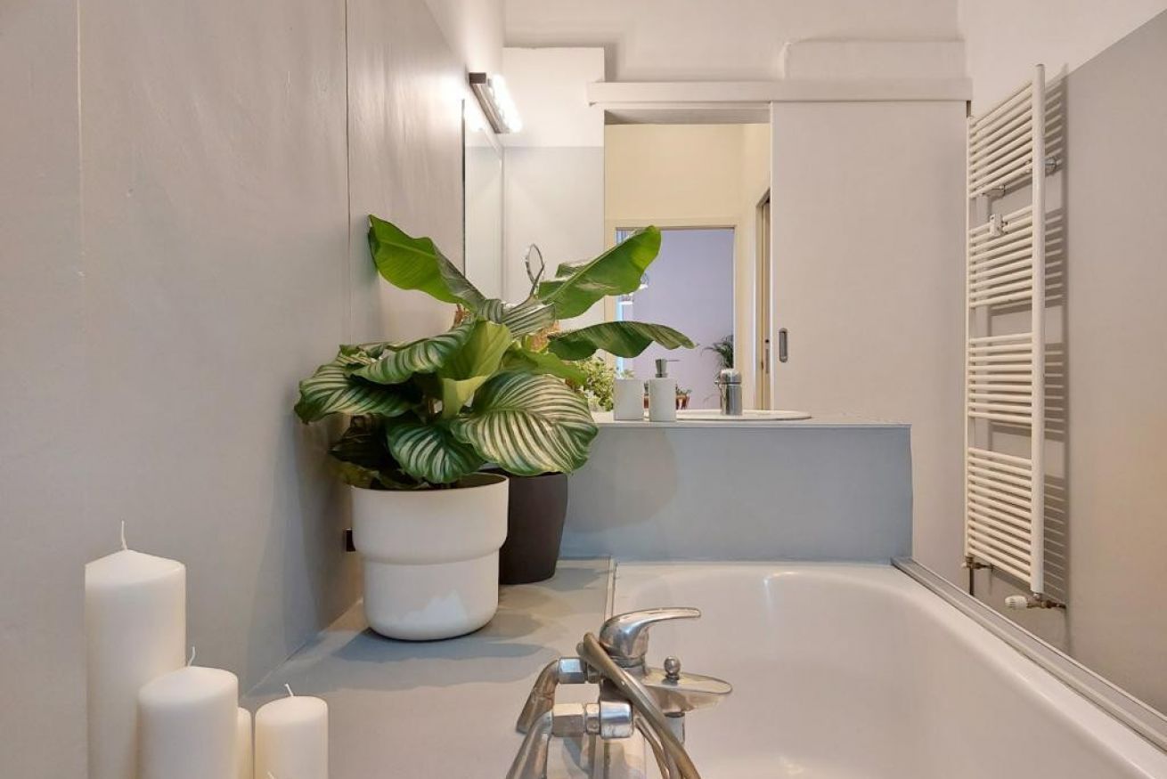 Een bad, een haardroger, een bidet, handdoeken