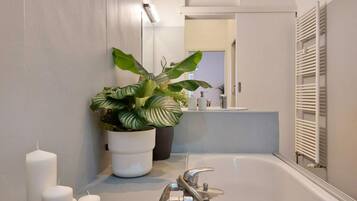 Een bad, een haardroger, een bidet, handdoeken
