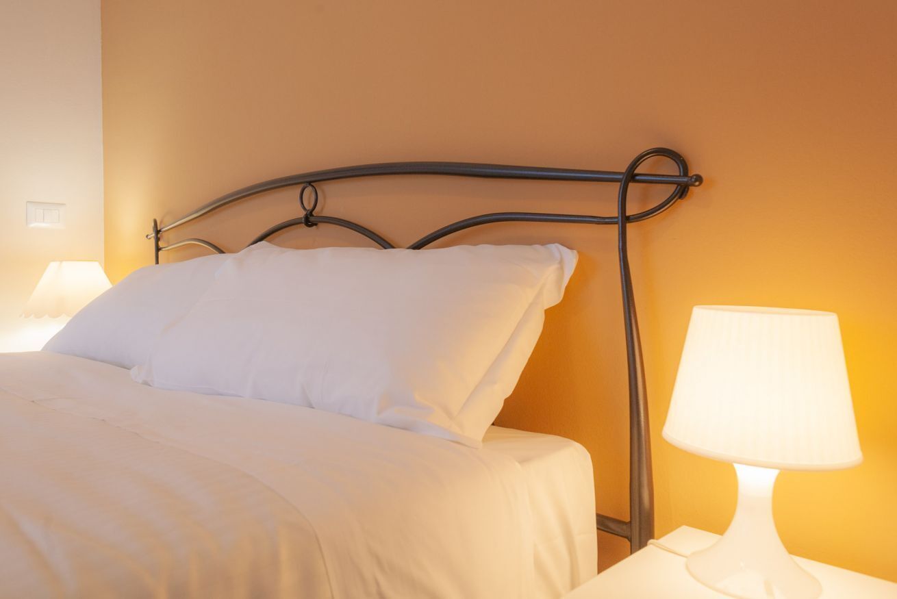 1 dormitorio, tabla de planchar con plancha, wifi y ropa de cama
