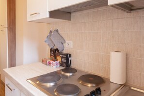 Fridge, oven, stovetop, coffee/tea maker