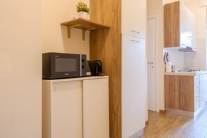 Frigorífico, horno, placa de cocina y cafetera o tetera