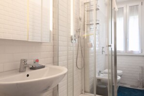 Dusch, hårtork, bidé och handdukar