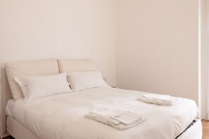 1 habitación, tabla de planchar con plancha, wifi y ropa de cama