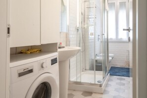 تجهيزات دش، مجففات شعر، مراحيض شطف، مناشف