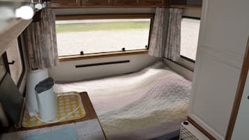 1 quarto, escrivaninha, roupa de cama