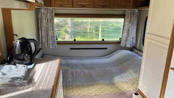 1 Schlafzimmer, Schreibtisch, Bettwäsche