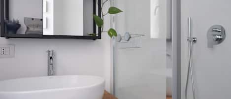 Douche, bidet, shampoing