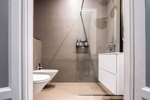 Douche, séchoir à cheveux, bidet