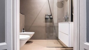 A modern bathroom with a toilet, sink, and shower. - Paganini boutique apartment (Milano)