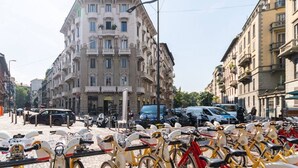 A row of bicycles parked in front of a building with a classic architectural style. - Paganini boutique apartment (Milano)