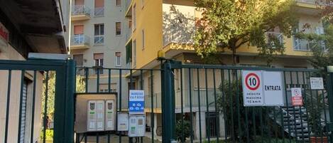 Un edificio residencial con puerta de acceso, varios pisos y balcones.