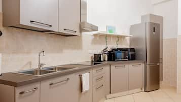 Kühlschrank, Mikrowelle, Herdplatte, Wasserkocher mit Kaffee-/Teezubehör