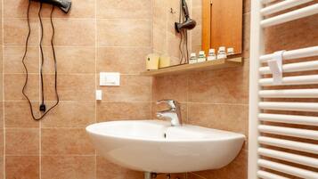 Dusche, Haartrockner, Bidet, Handtücher