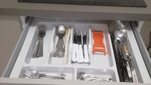Un tiroir contenant des ustensiles et des outils de cuisine.