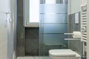 Douche, sèche-cheveux, bidet, serviettes fournies