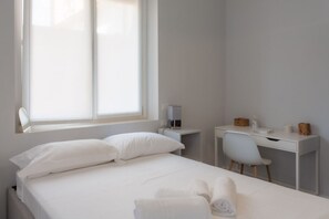 Une chambre à coucher avec un lit, un bureau et une chaise.
