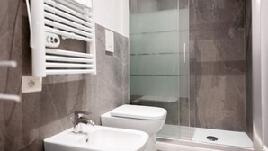 تجهيزات دش، مجففات شعر، مراحيض شطف