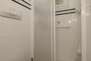 Douche, sèche-cheveux, bidet, serviettes fournies