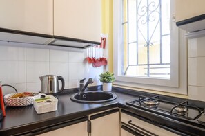 Kjøleskap, kokeplater, kaffetrakter/tekoker og kjøkkenutstyr